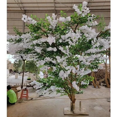 Grande albero artificiale di 3 m con foglie di banyan e fiori di ciliegio bianchi per decorazioni commerciali